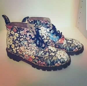 Vintage flower print Doc Martens
